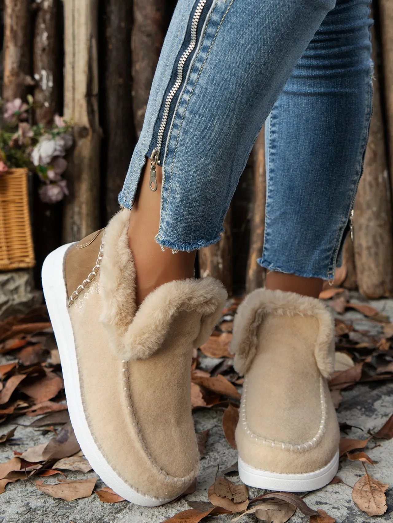 Women's Furry Suede Round Toe Flat Sneakers
