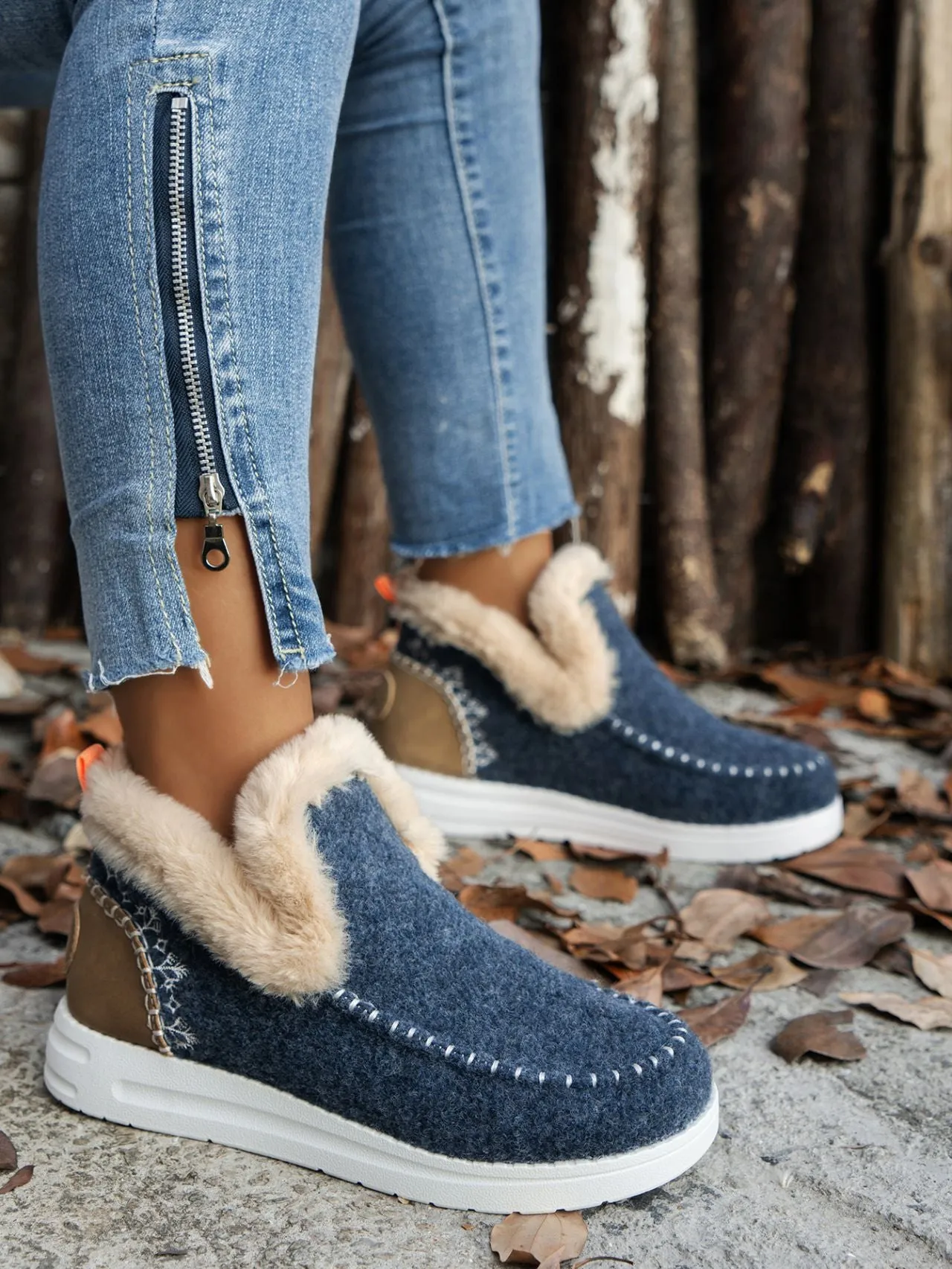 Women's Furry Suede Round Toe Flat Sneakers