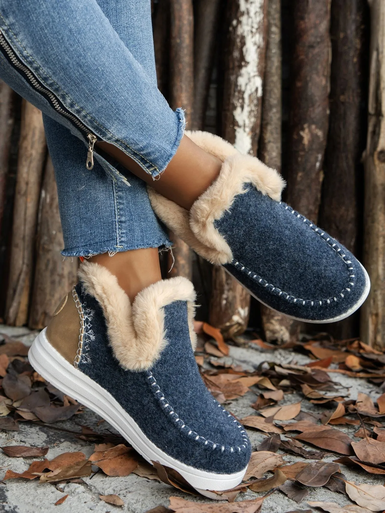 Women's Furry Suede Round Toe Flat Sneakers