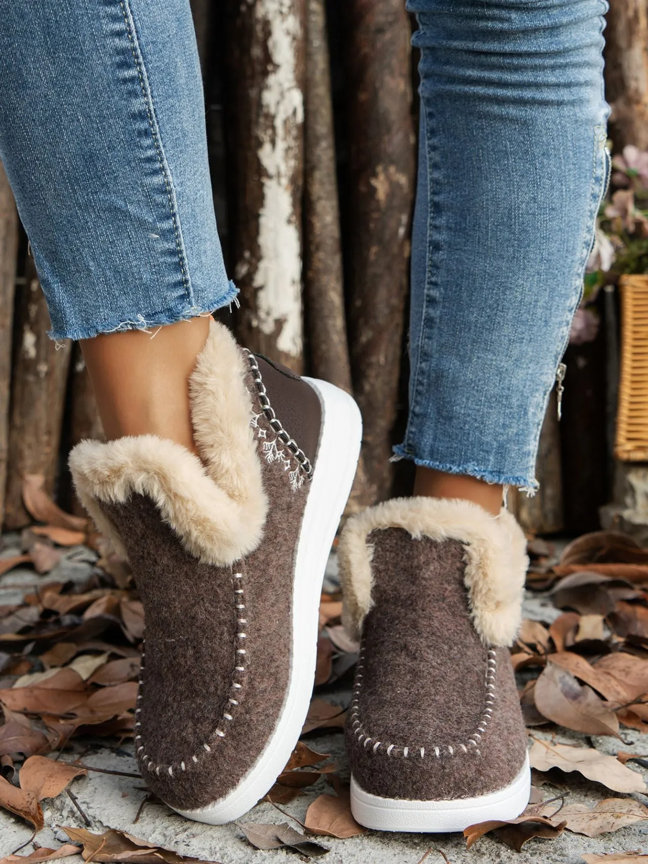 Women's Furry Suede Round Toe Flat Sneakers